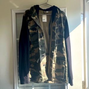 Men’s H&M Hooded Camo Jacket with Black Sweatshirt Sleeves